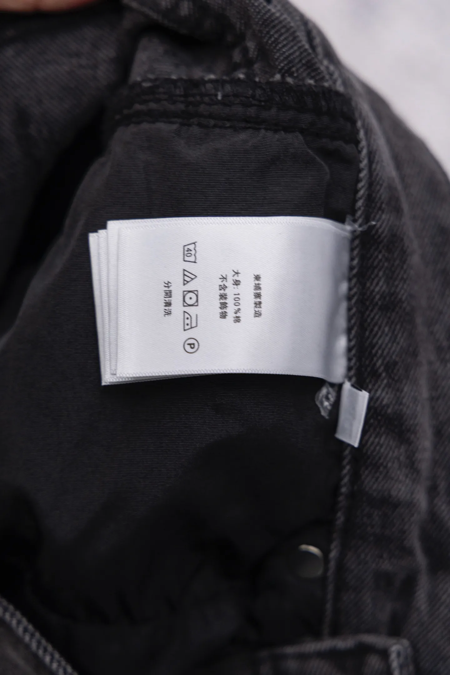 💰270 GALLERY DEPT.25ss new style splash-ink jeans, boot-cut trousers, denim + splash-ink, full of artistic sense! The trouser legs are spliced ​​with denim, creating a layered look, and the words "GALLERY DEPT." are super recognizable✨. High-density denim, wear-resistant and comfortable, perfect for daily wear or street style. Inspired by the classic elements of Helmut Lang, splashing ink is full of three-dimensionality. Pair it with simple tops or HL items to easily get a sense of avant-garde fashion! Gallery Dept. targets the global fashion pioneer group aged 18-35 and positions itself as a "high street art trendy brand". Cultural symbol output: Through endorsements from stars such as Virgil Abloh, Jennie, and Justin Bieber, the brand’s benchmark status in the hip-hop and fashion circles is strengthened. Size: 28-34 Color: Gray Blue